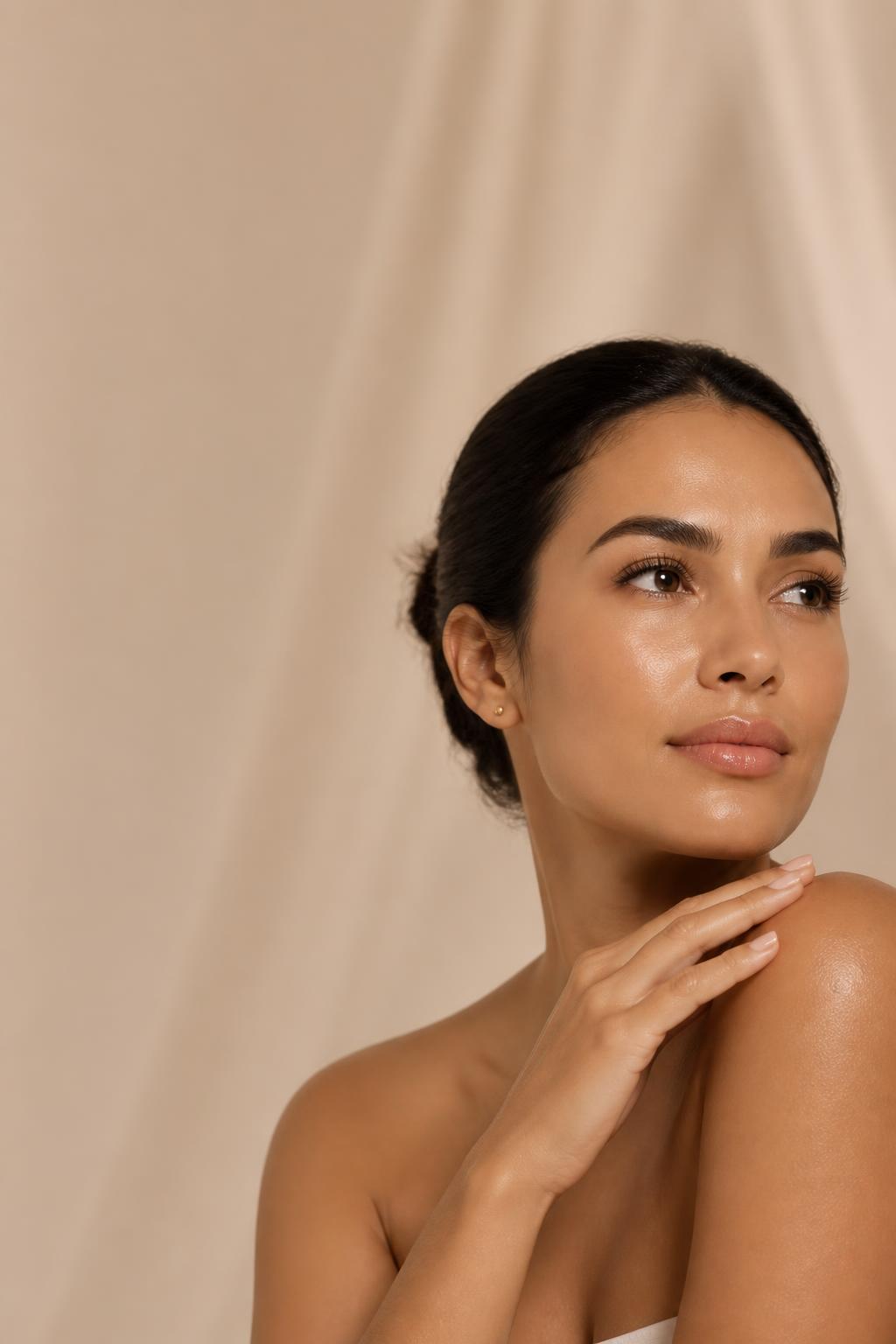 Paciente da MF Beauty com pele natural e luminosa